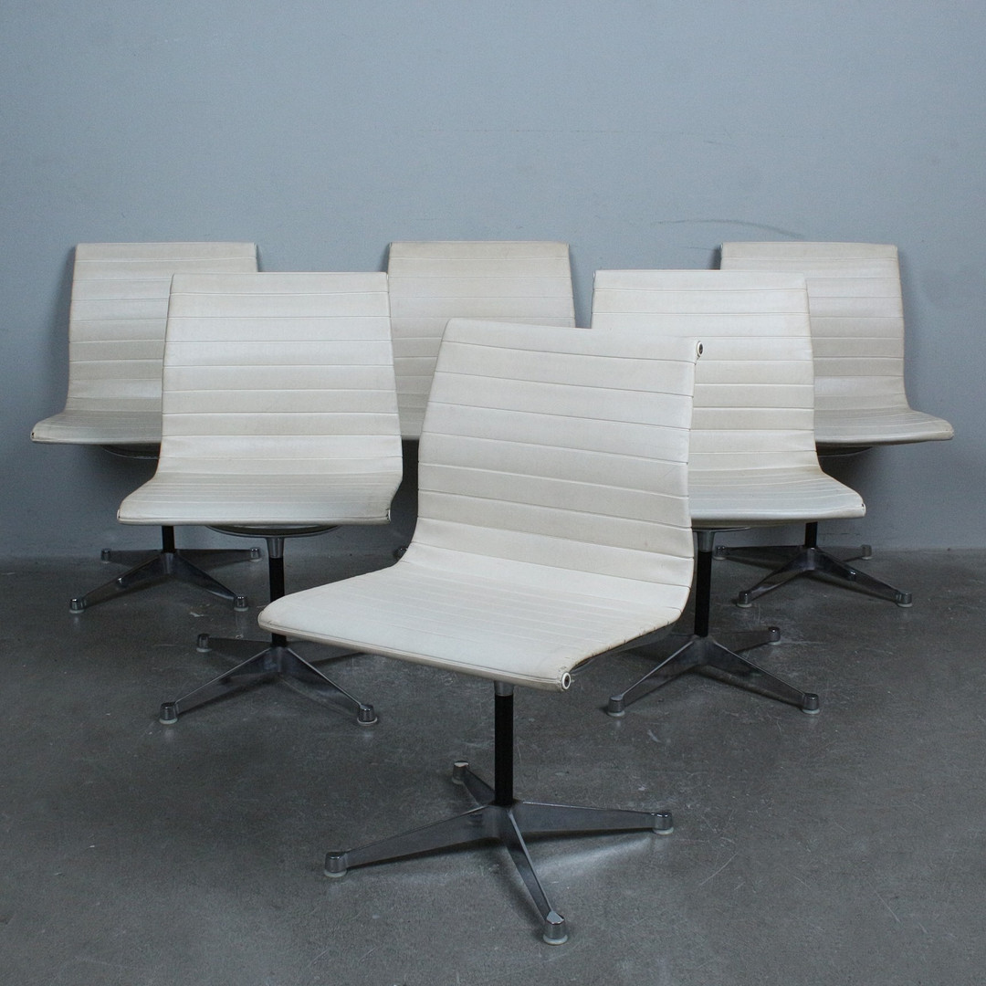 CHARLES UND RAY EAMES. Vitra, Set von 6 Chairs, Modell '' EA 101 '', Leder, Aluminium, 1970er.