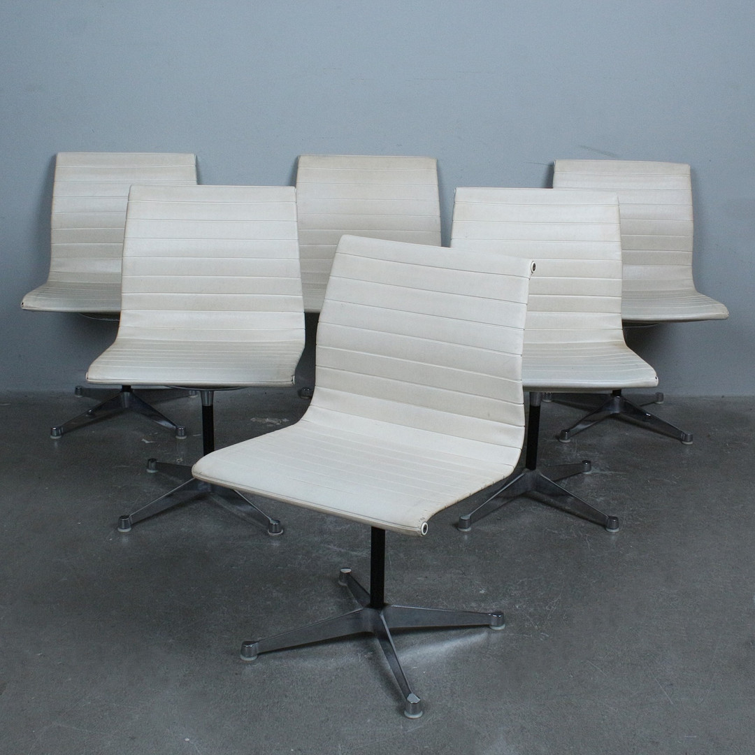 CHARLES UND RAY EAMES. Vitra, Set von 6 Chairs, Modell '' EA 101 '', Leder, Aluminium, 1970er.