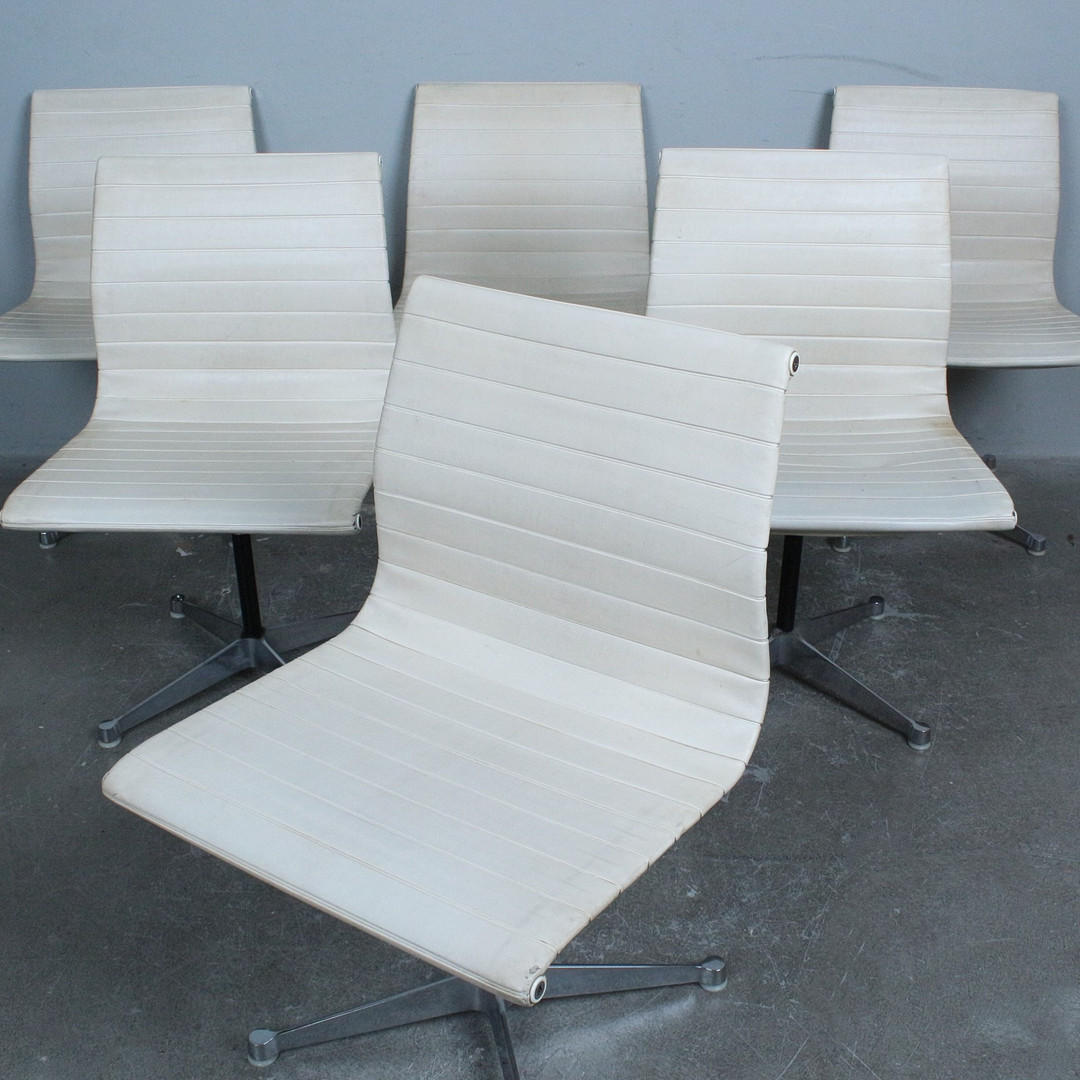 CHARLES UND RAY EAMES. Vitra, Set von 6 Chairs, Modell '' EA 101 '', Leder, Aluminium, 1970er.