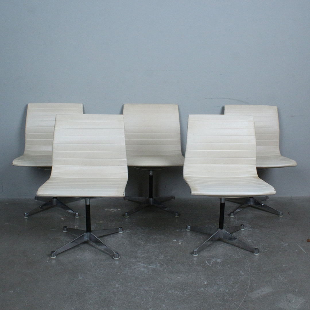 CHARLES UND RAY EAMES. Vitra, Set von 6 Chairs, Modell '' EA 101 '', Leder, Aluminium, 1970er.