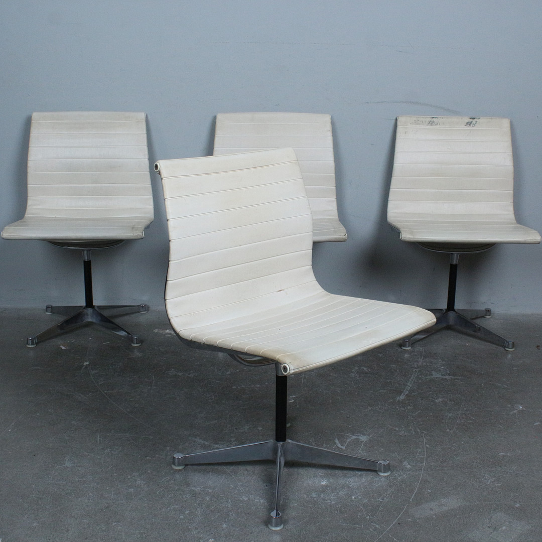 CHARLES UND RAY EAMES. Vitra, Set von 4 Chairs, Modell '' EA 101 '', Leder, Aluminium, 1970er.