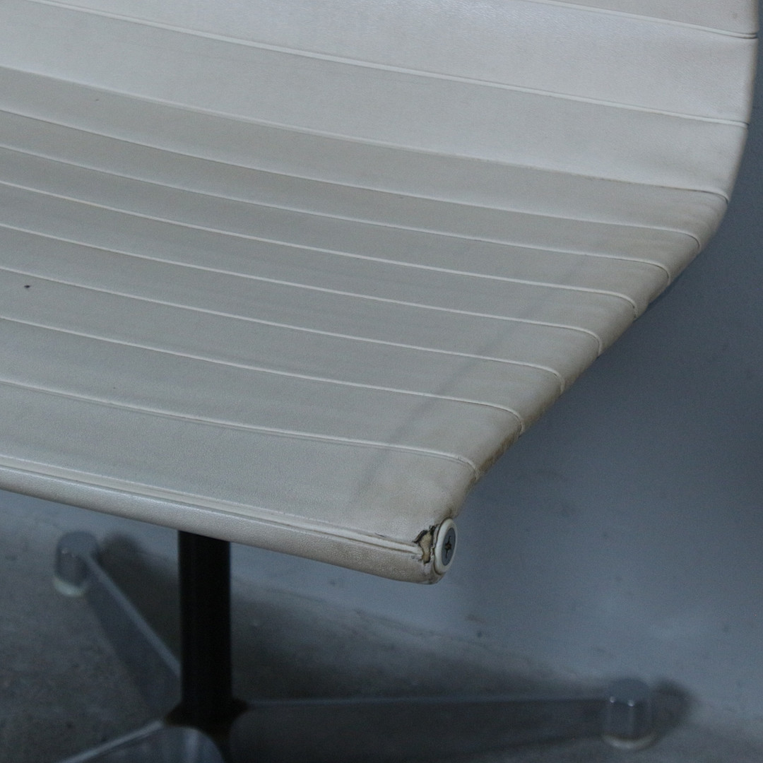 CHARLES UND RAY EAMES. Vitra, Set von 4 Chairs, Modell '' EA 101 '', Leder, Aluminium, 1970er.