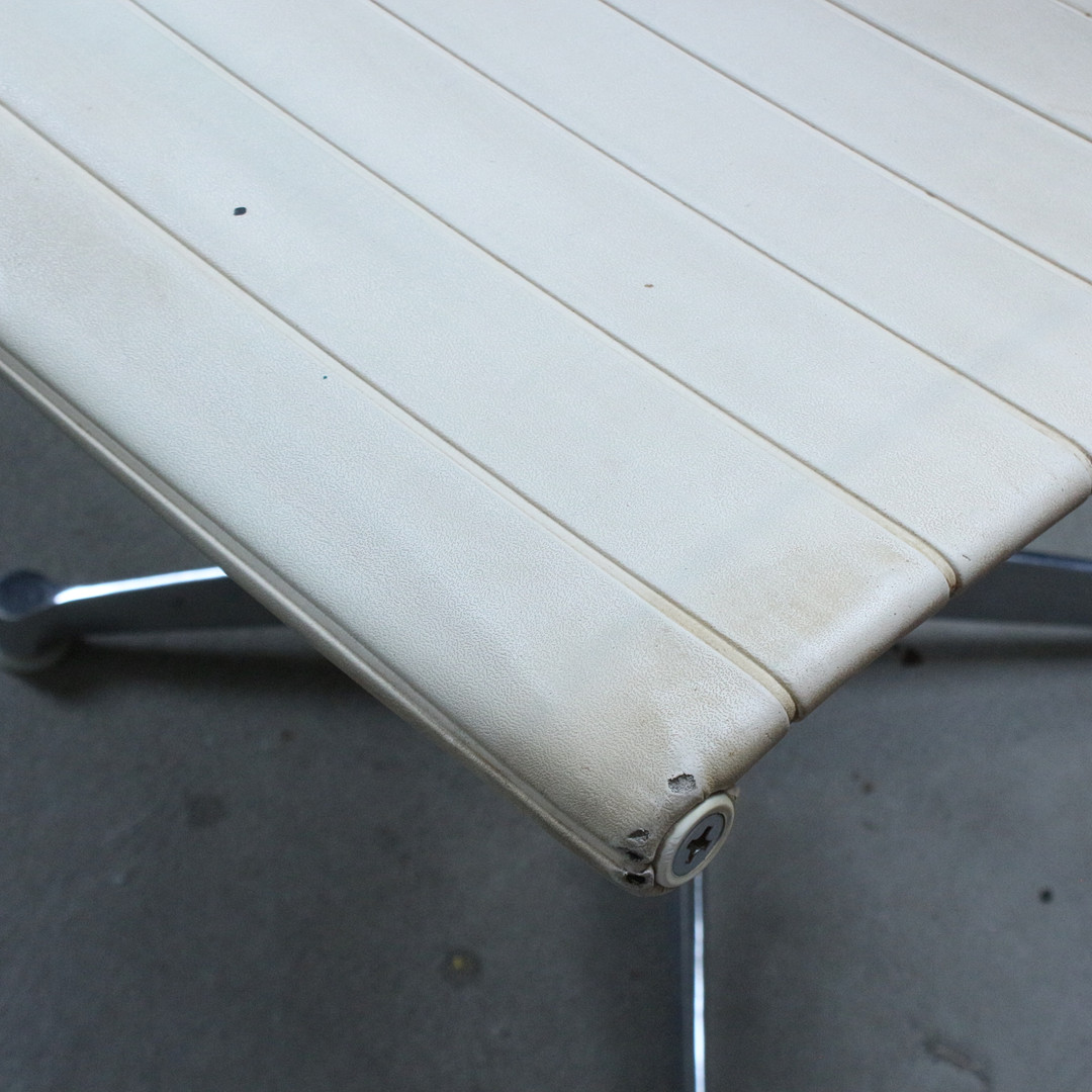 CHARLES UND RAY EAMES. Vitra, Set von 4 Chairs, Modell '' EA 101 '', Leder, Aluminium, 1970er.