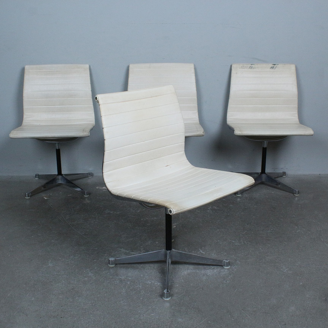 CHARLES UND RAY EAMES. Vitra, Set von 4 Chairs, Modell '' EA 101 '', Leder, Aluminium, 1970er.