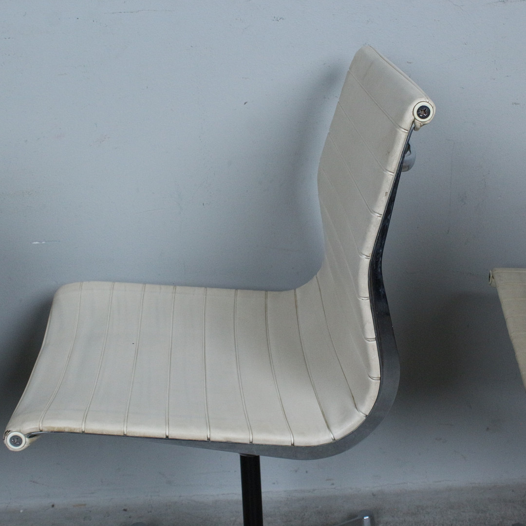 CHARLES UND RAY EAMES. Vitra, Set von 4 Chairs, Modell '' EA 101 '', Leder, Aluminium, 1970er.