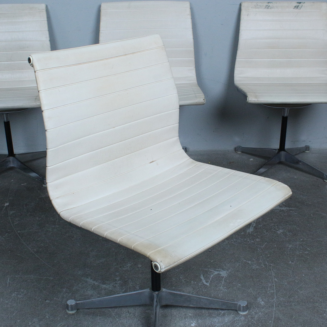 CHARLES UND RAY EAMES. Vitra, Set von 4 Chairs, Modell '' EA 101 '', Leder, Aluminium, 1970er.