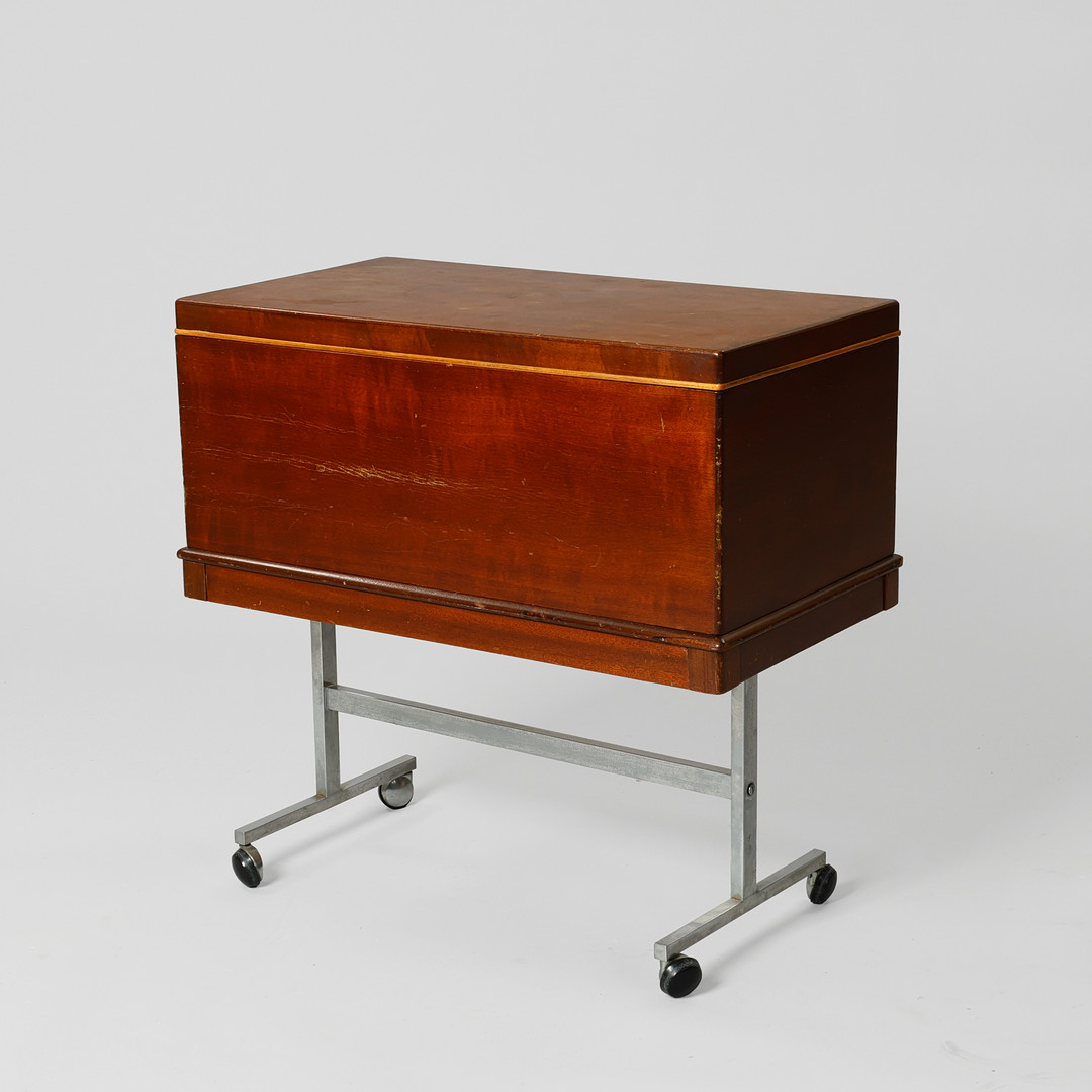 Sybord fineret med mahogni, understel af stål på hjul, Danmark, 1900-tallet.