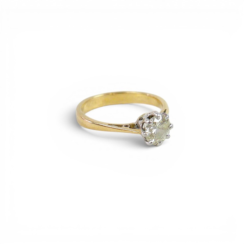 AN 18CT GOLD AND DIAMOND SOLITAIRE RING.