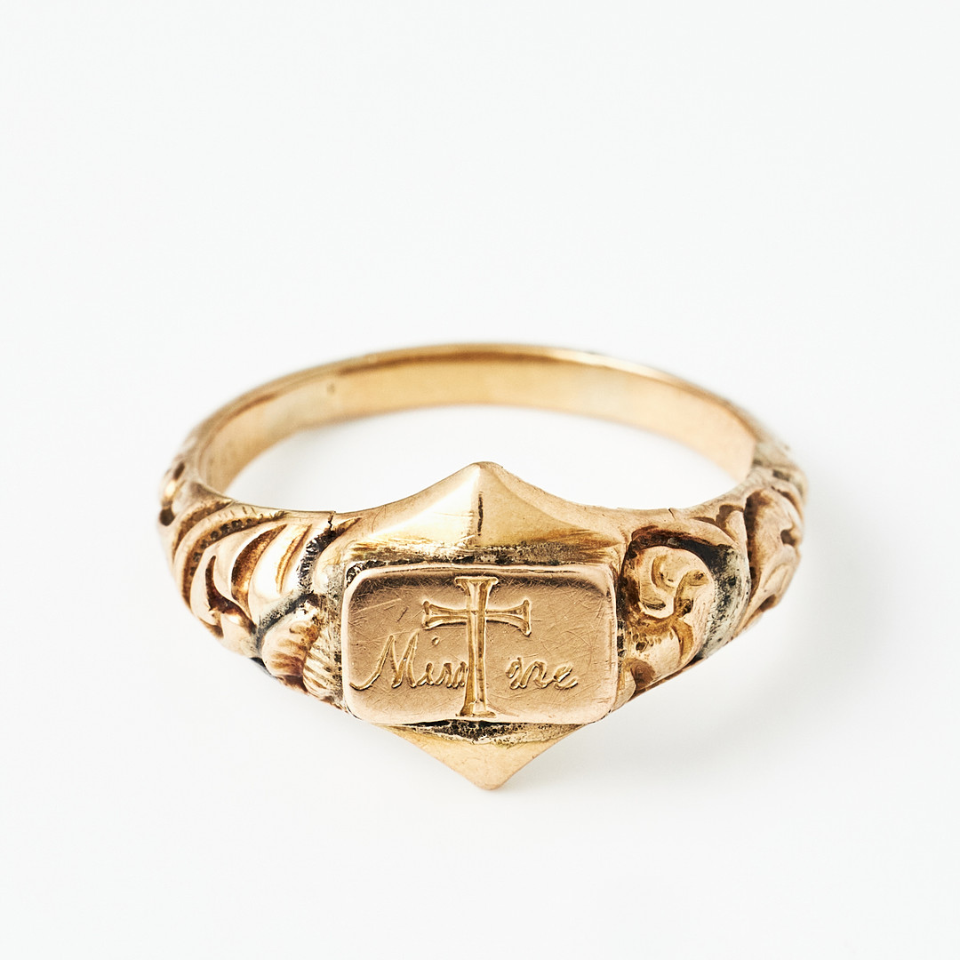 MINNESRING, 18 k guld, med gömma, klack med graverat kors och Minne, Carl Otto Zetterberg (verksam 1843-1854/1857), Stockholm 1847.