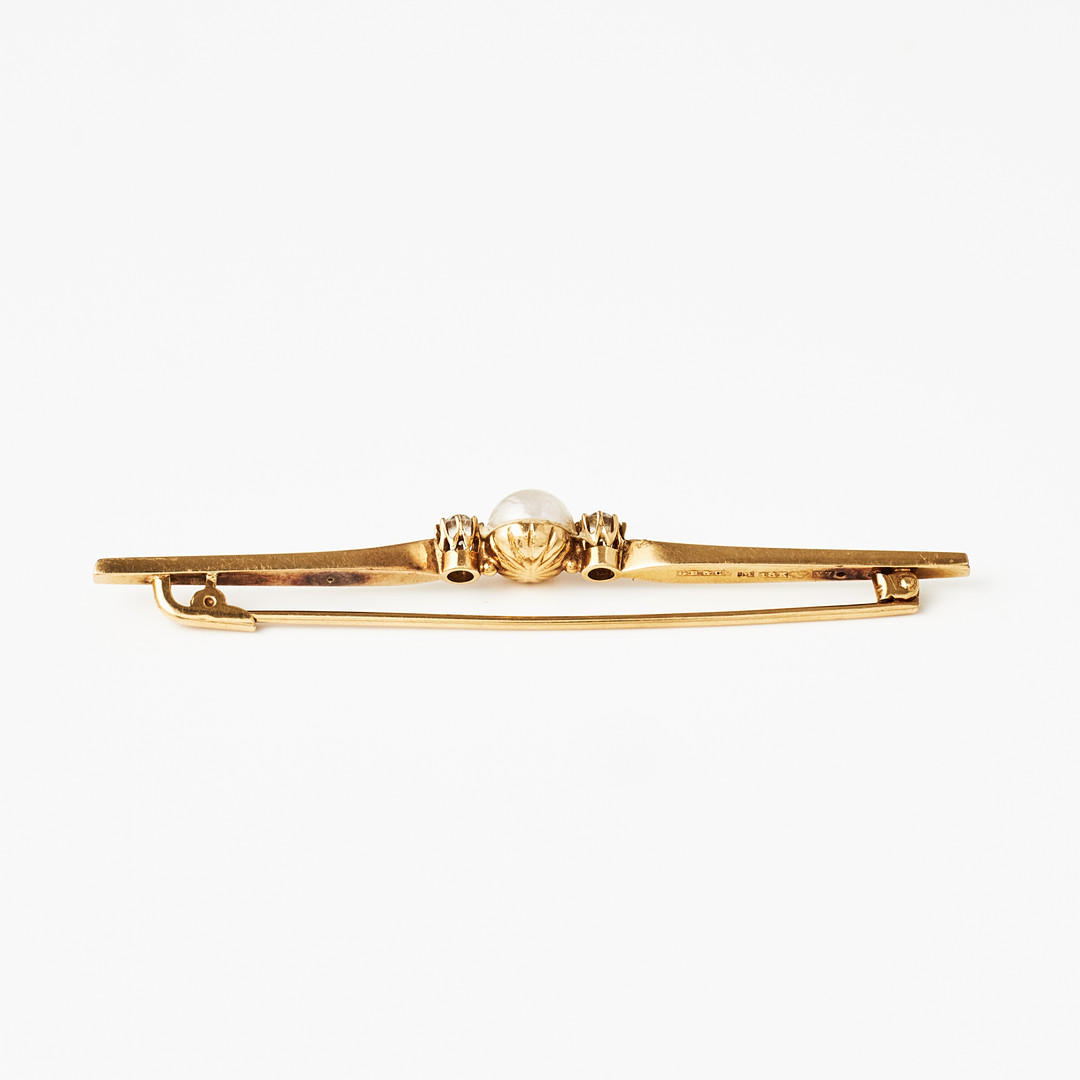BROSCHNÅL, RING, 18 k guld, med odlade halvpärlor samt fasettslipade vita stenar, Gustaf Dahlgren & Co, Malmö 1920-tal.