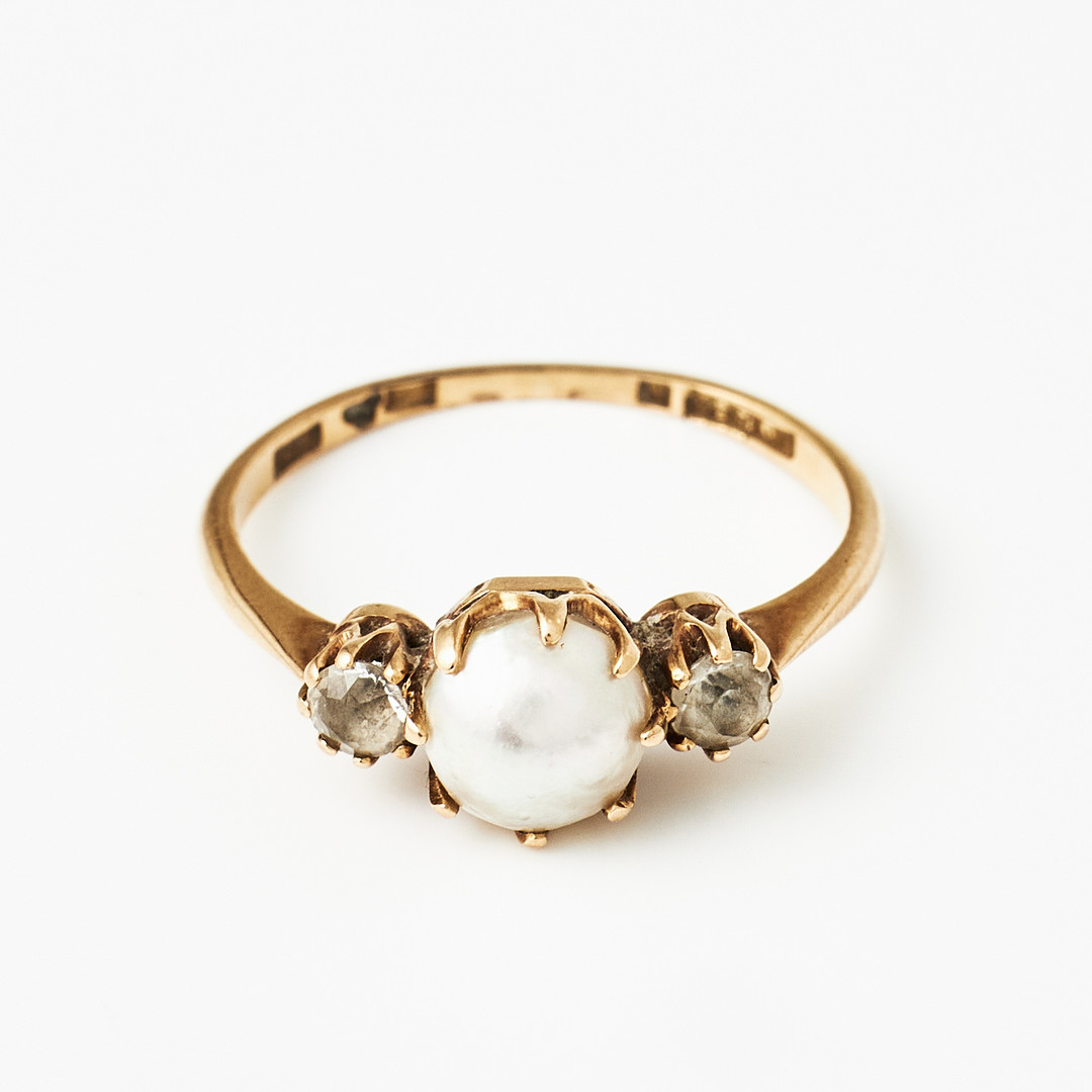 BROSCHNÅL, RING, 18 k guld, med odlade halvpärlor samt fasettslipade vita stenar, Gustaf Dahlgren & Co, Malmö 1920-tal.