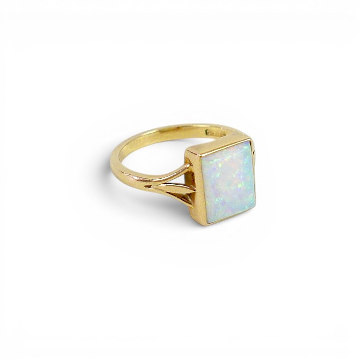 AN 18CT GOLD AND OPAL RING.