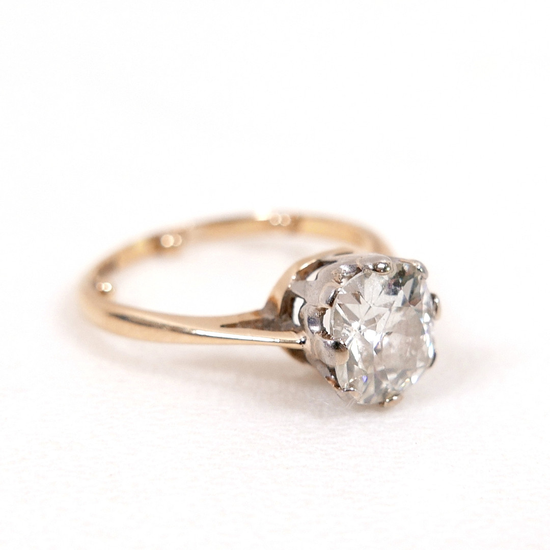 AN 18CT GOLD AND DIAMOND SOLITAIRE RING.