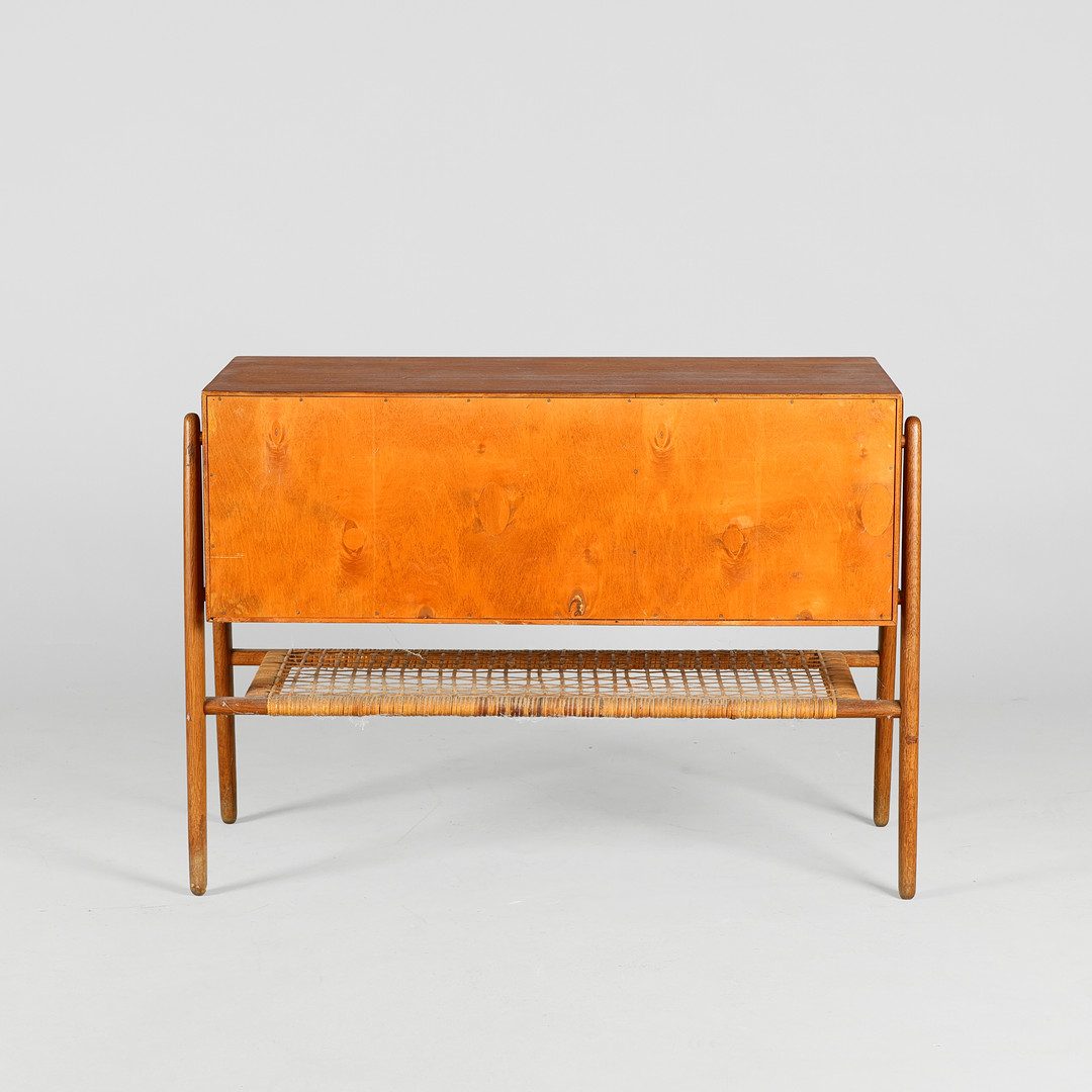 VALDEMAR MORTENSEN. TILSKREVET. Entrékommode af teak og eg, underliggende hylde af flet, Danmark, 1950/60'erne.