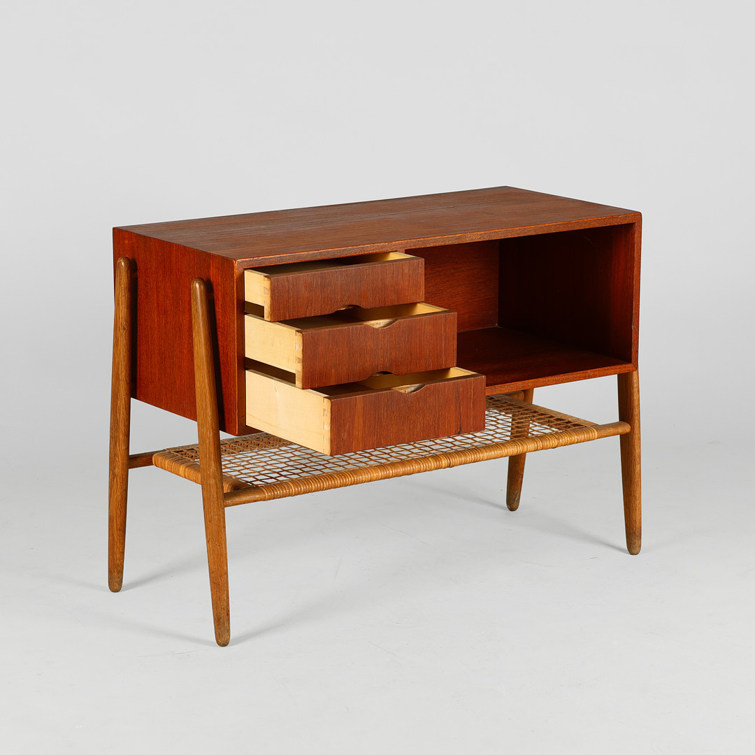 VALDEMAR MORTENSEN. TILSKREVET. Entrékommode af teak og eg, underliggende hylde af flet, Danmark, 1950/60'erne.