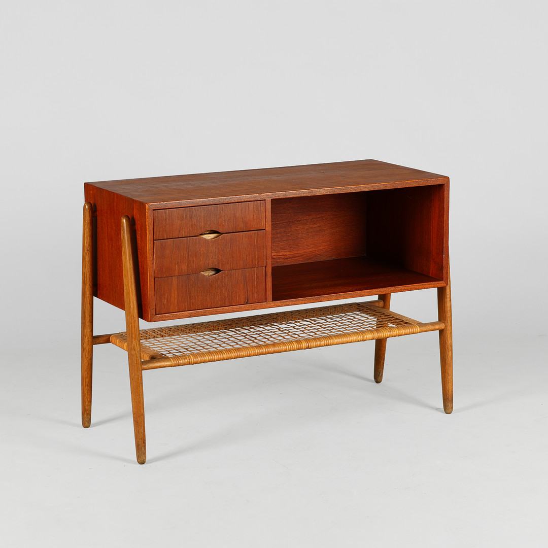 VALDEMAR MORTENSEN. TILSKREVET. Entrékommode af teak og eg, underliggende hylde af flet, Danmark, 1950/60'erne.