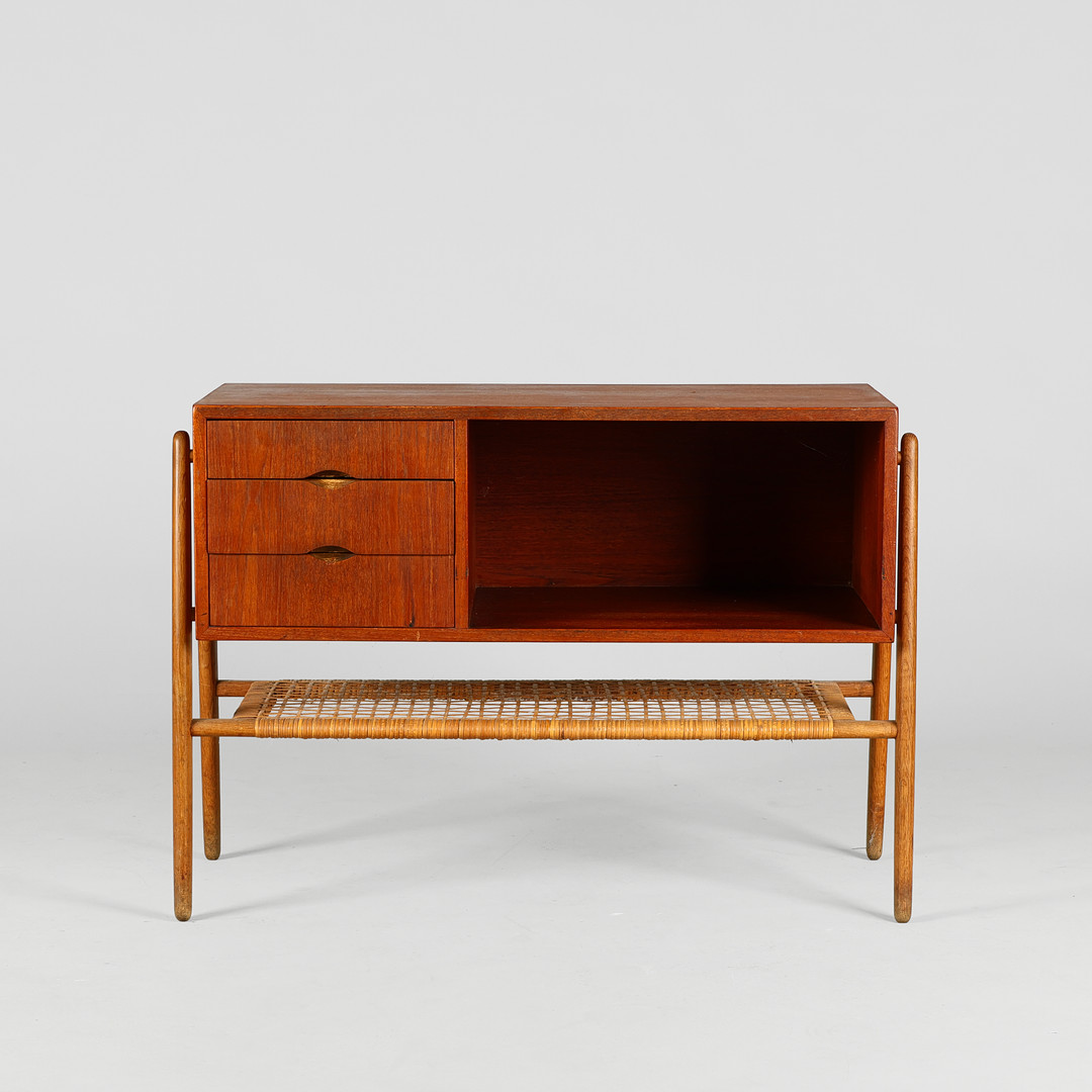 VALDEMAR MORTENSEN. TILSKREVET. Entrékommode af teak og eg, underliggende hylde af flet, Danmark, 1950/60'erne.