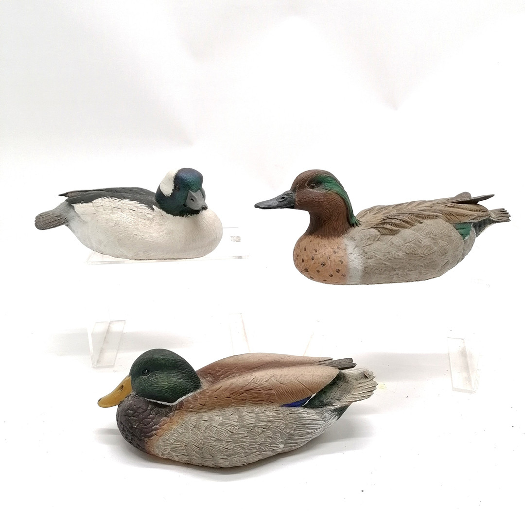 3x CANADIAN DECOY STYLE SIGNED DUCK ORNAMENTS.