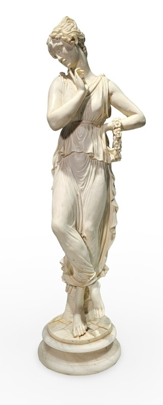 Escultura de figura clásica de resina. Base de alabastro.