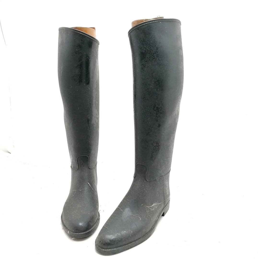 PAIR BLACK RIDING BOOTS W/ WOODEN STRETCHERS.