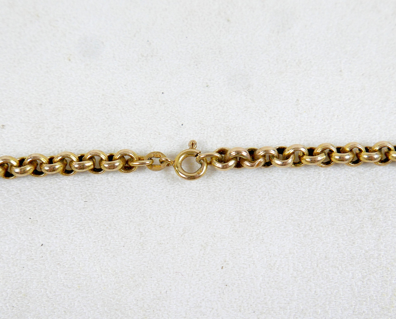 A LONG 9CT GOLD NECKLACE.