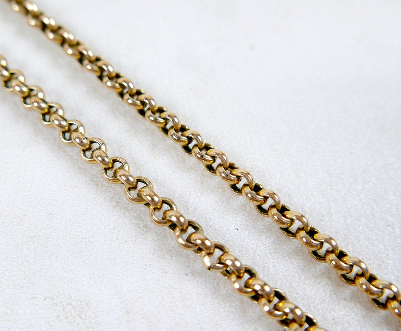 A LONG 9CT GOLD NECKLACE.