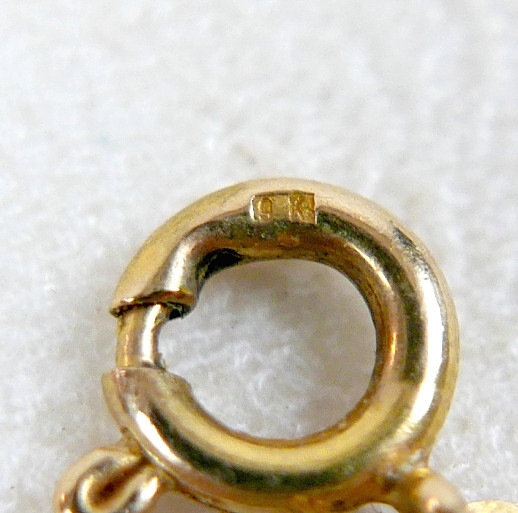 A LONG 9CT GOLD NECKLACE.