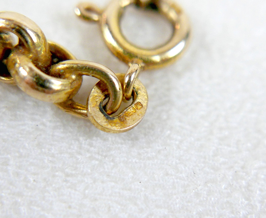 A LONG 9CT GOLD NECKLACE.
