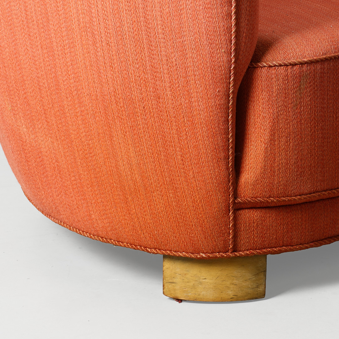 Overpolstret sofa ,buet "banansofa" med ben af bøg. Betrukket med vævet uld. Antageligt udført hos dansk møbelsnedker.
