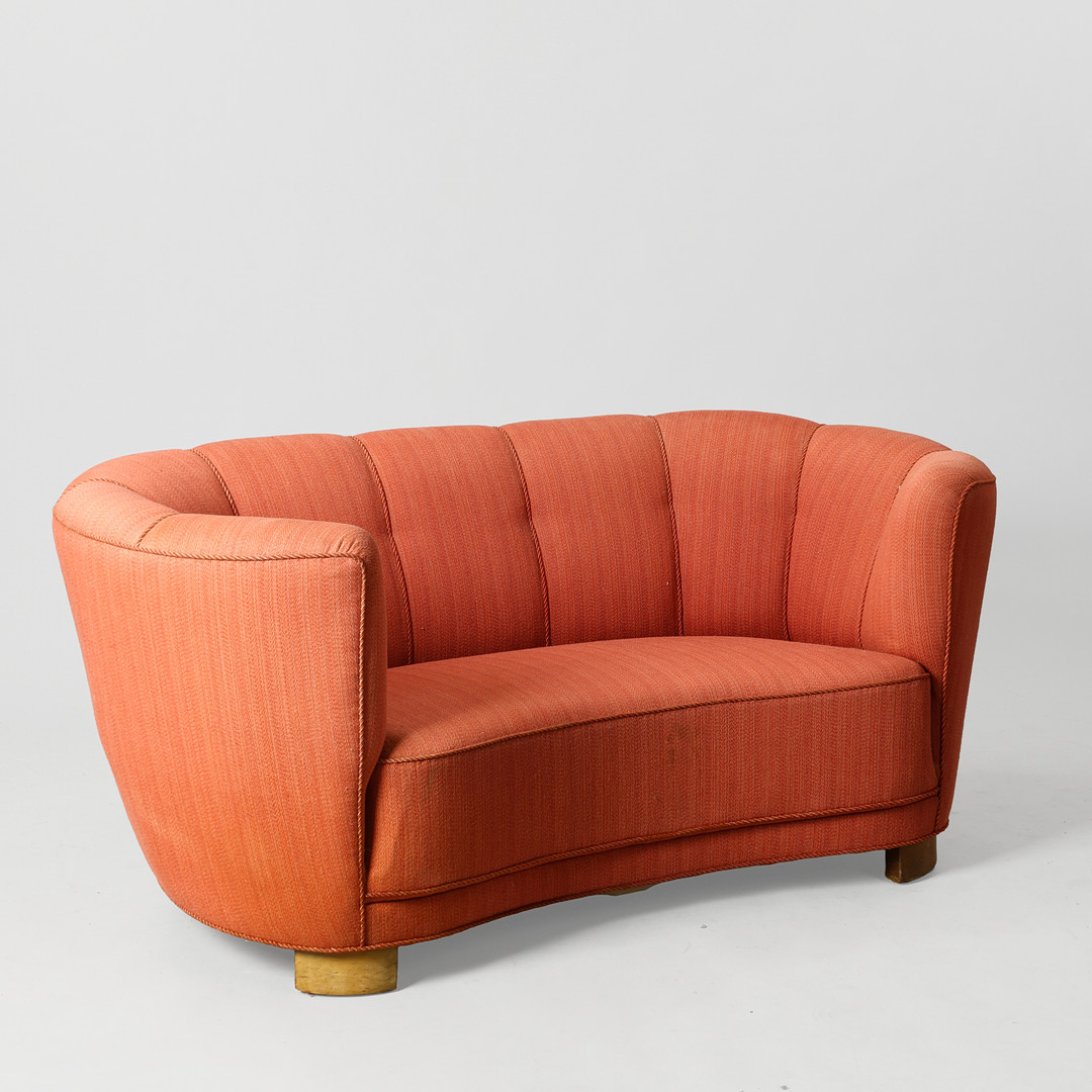 Overpolstret sofa ,buet "banansofa" med ben af bøg. Betrukket med vævet uld. Antageligt udført hos dansk møbelsnedker.