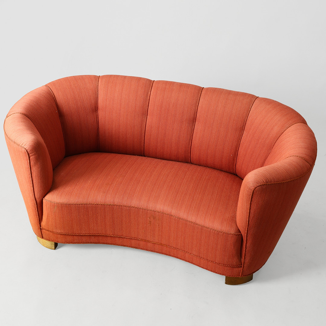 Overpolstret sofa ,buet "banansofa" med ben af bøg. Betrukket med vævet uld. Antageligt udført hos dansk møbelsnedker.