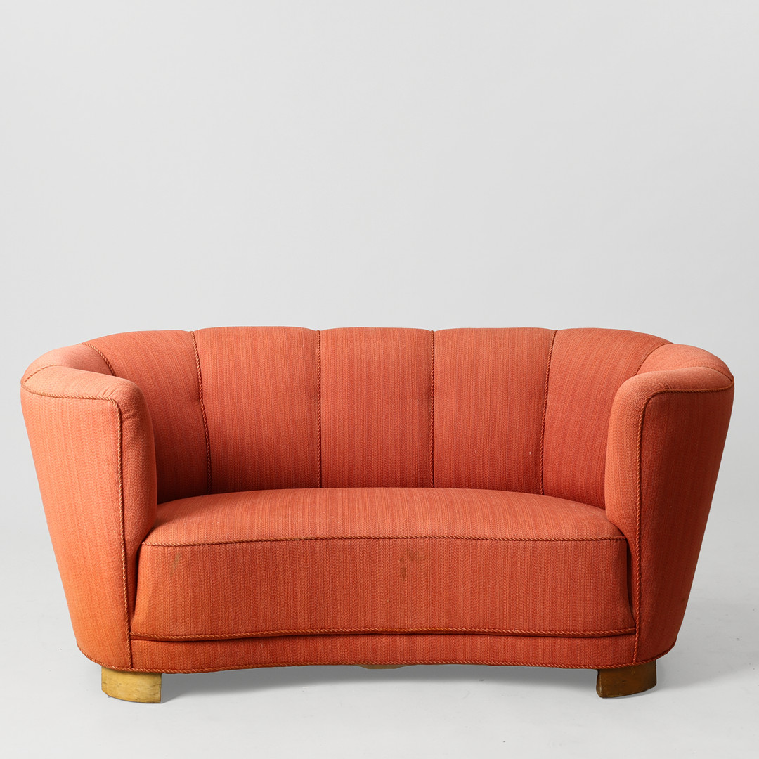 Overpolstret sofa ,buet "banansofa" med ben af bøg. Betrukket med vævet uld. Antageligt udført hos dansk møbelsnedker.