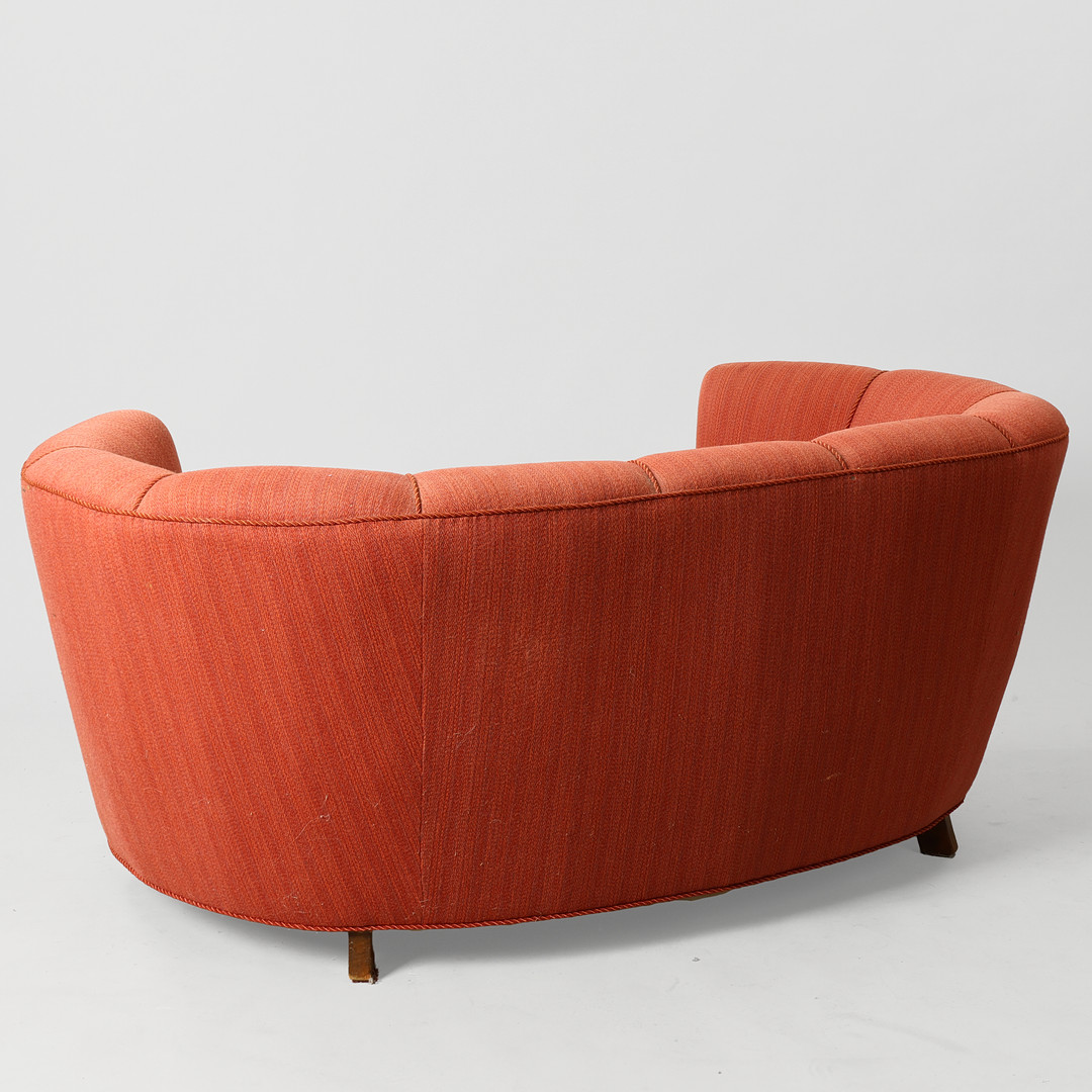 Overpolstret sofa ,buet "banansofa" med ben af bøg. Betrukket med vævet uld. Antageligt udført hos dansk møbelsnedker.