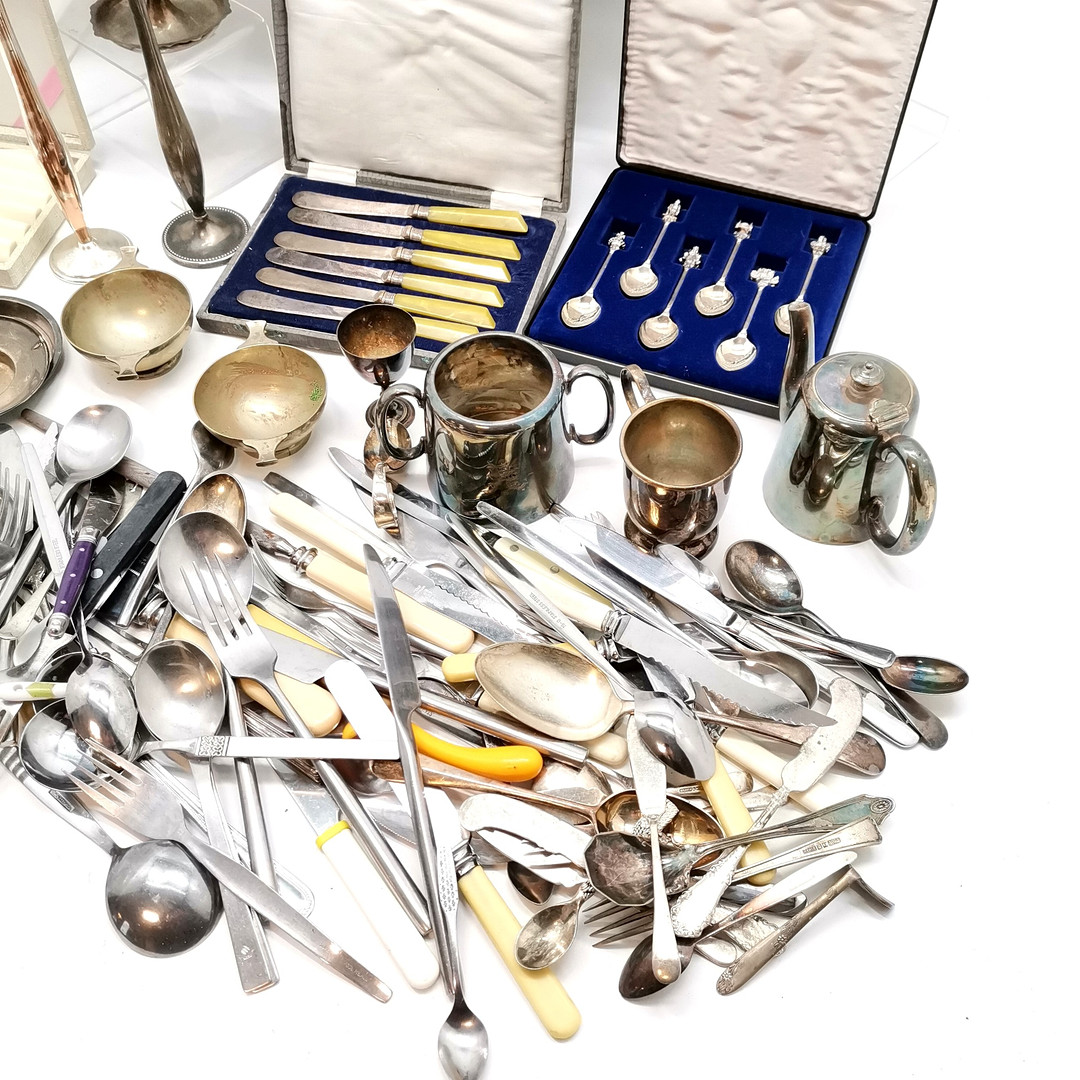 QTY OF CASED SILVER PLATED CUTLERY inc ART DECO YELLOW BAKELITE etc.