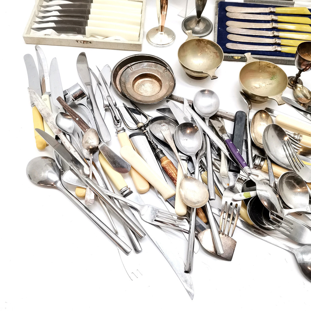 QTY OF CASED SILVER PLATED CUTLERY inc ART DECO YELLOW BAKELITE etc.