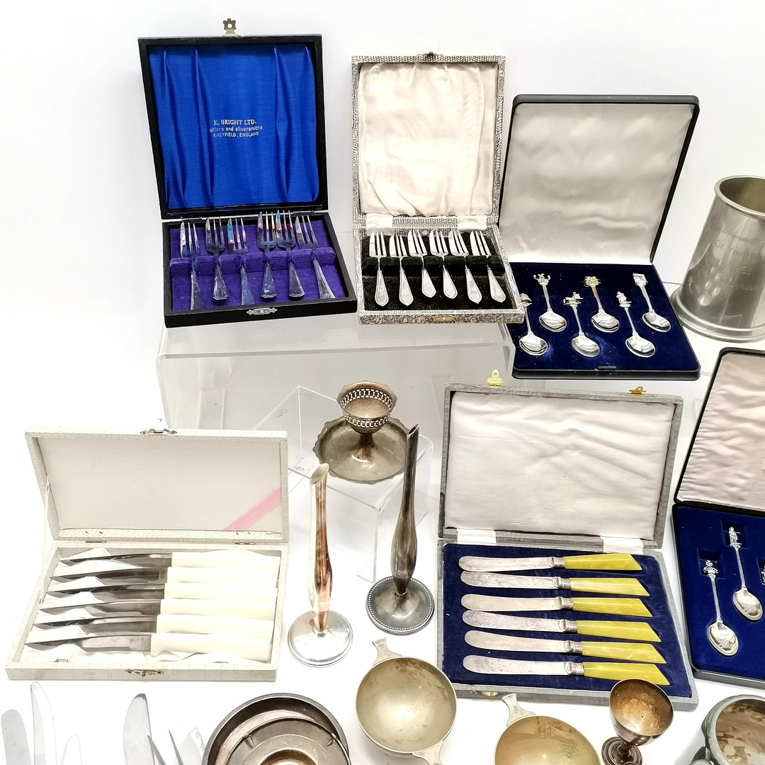 QTY OF CASED SILVER PLATED CUTLERY inc ART DECO YELLOW BAKELITE etc.