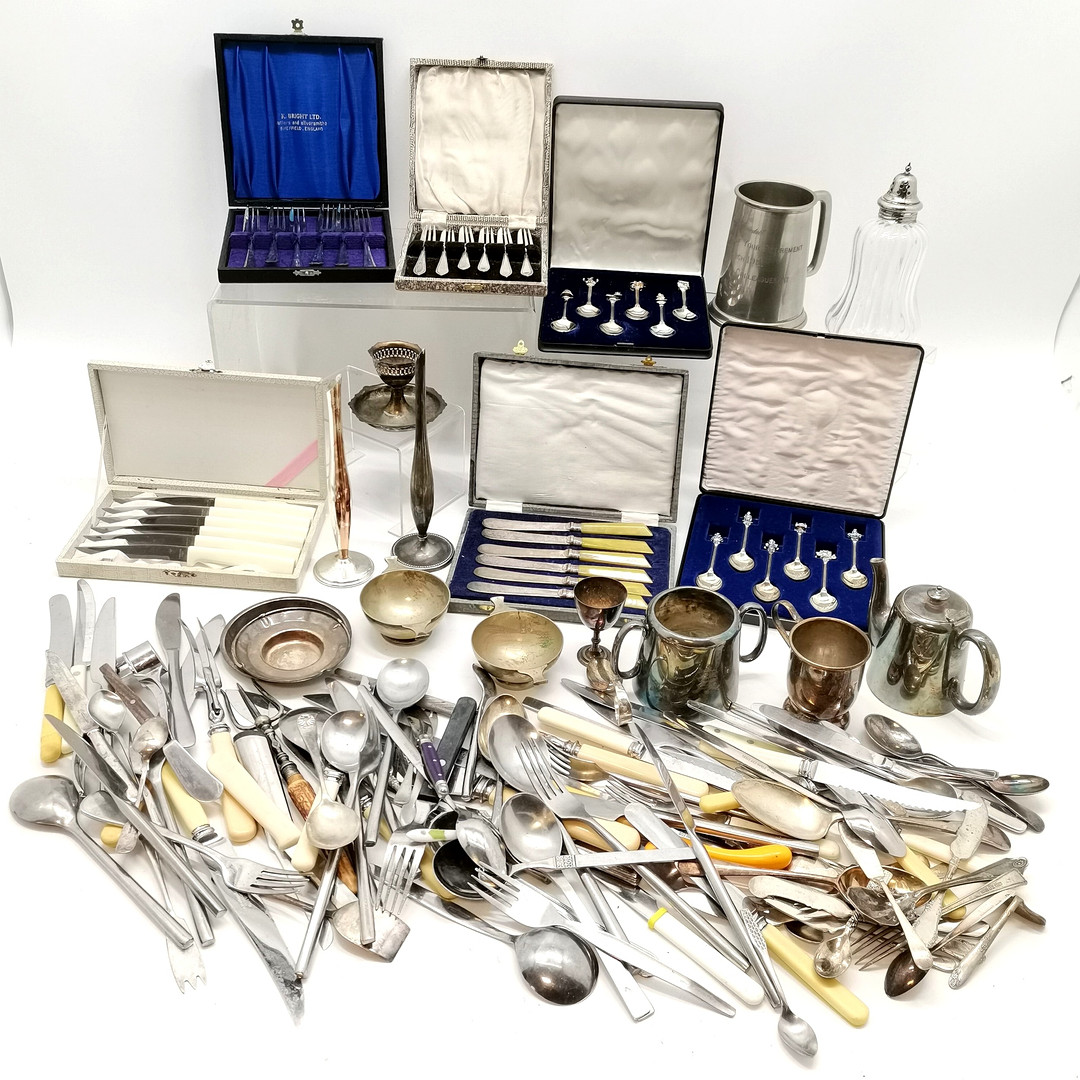 QTY OF CASED SILVER PLATED CUTLERY inc ART DECO YELLOW BAKELITE etc.