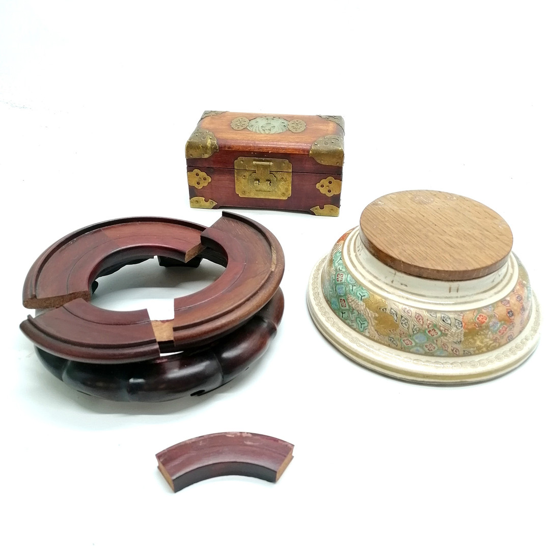 CHINESE HARDWOOD MUSICAL JEWELLERY BOX & 2 ORIENTAL STANDS.