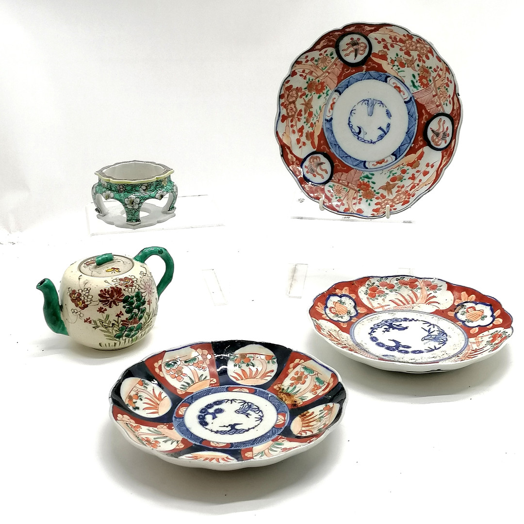 QTY ORIENTAL CERAMICS INC CHINESE STAND & 3x IMARI PLATES & TEAPOT.