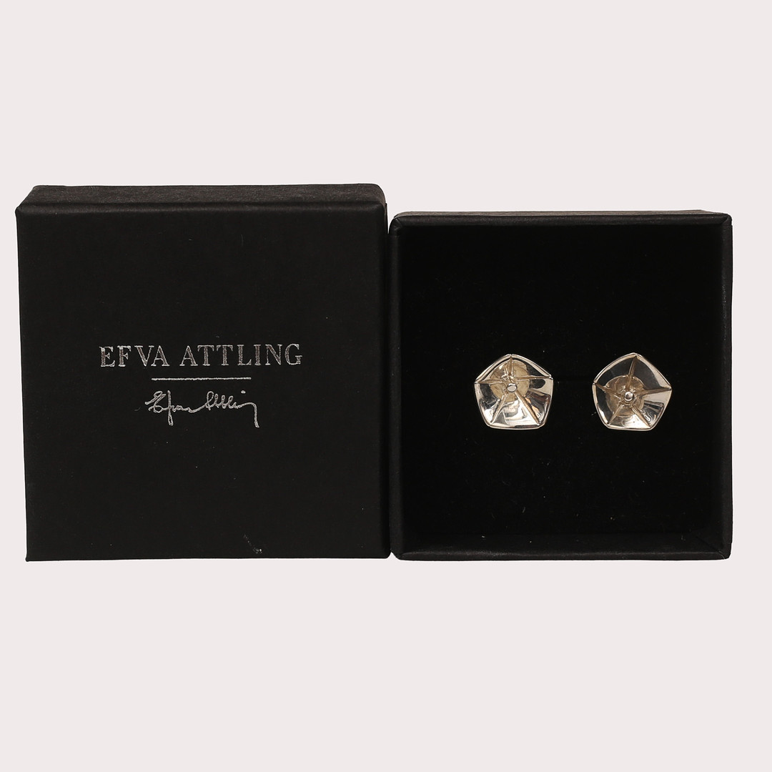 EFVA ATTLING. Örhängen från serien Sleeping Beaty, silver, originalask medföljer.