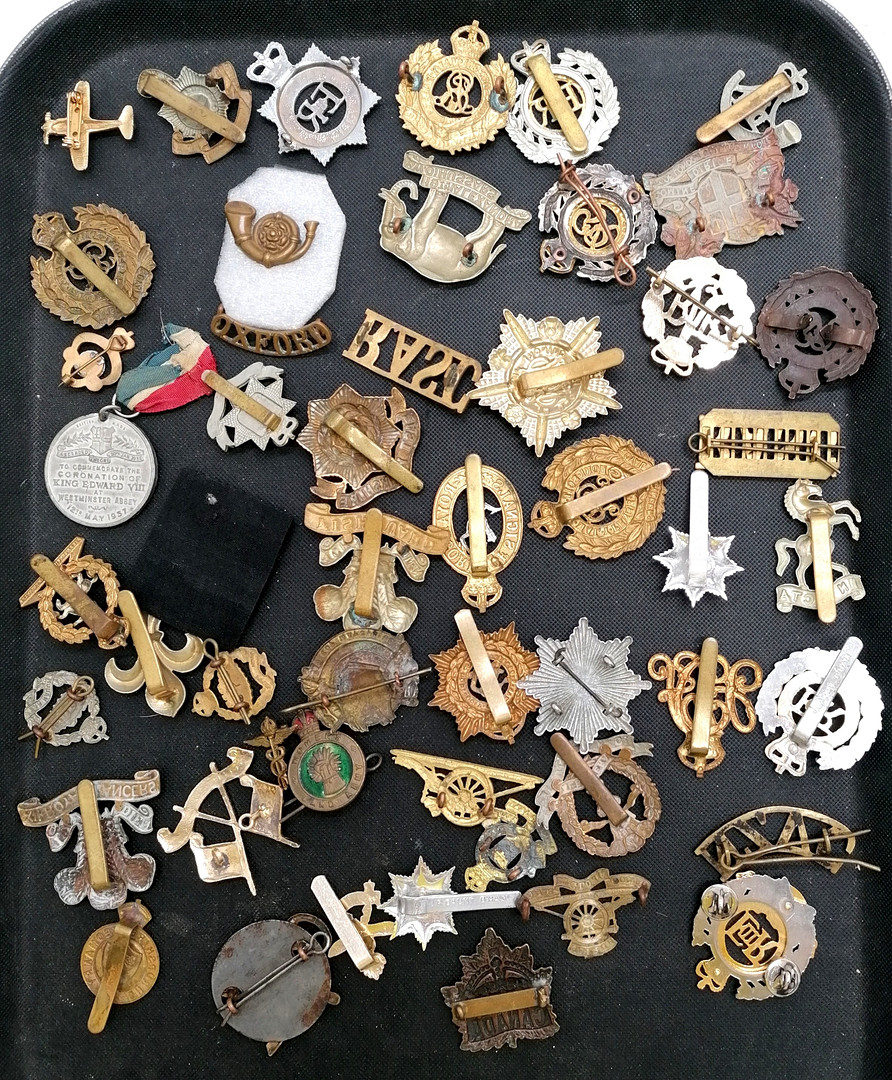 QTY OF MILITARIA- CAP BADGES, SHOULDER TITLES, ENAMEL WOMENS LAND ARMY, ETC.