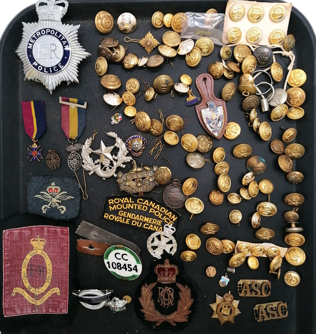 QTY OF MILITARIA INC BUTTONS, FRENCH ENGINEERS BADGE, CHURCH LADS BRIGADE (IN SILVER) ETC.
