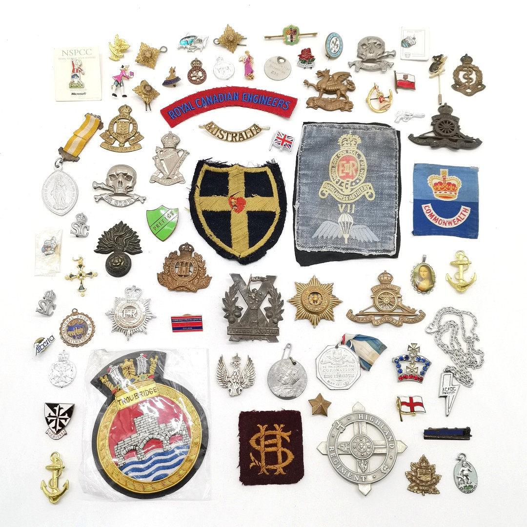 QTY OF MILITARIA INC CLOTH BADGES, CAP BADGES (MOSTLY A/F) ETC.