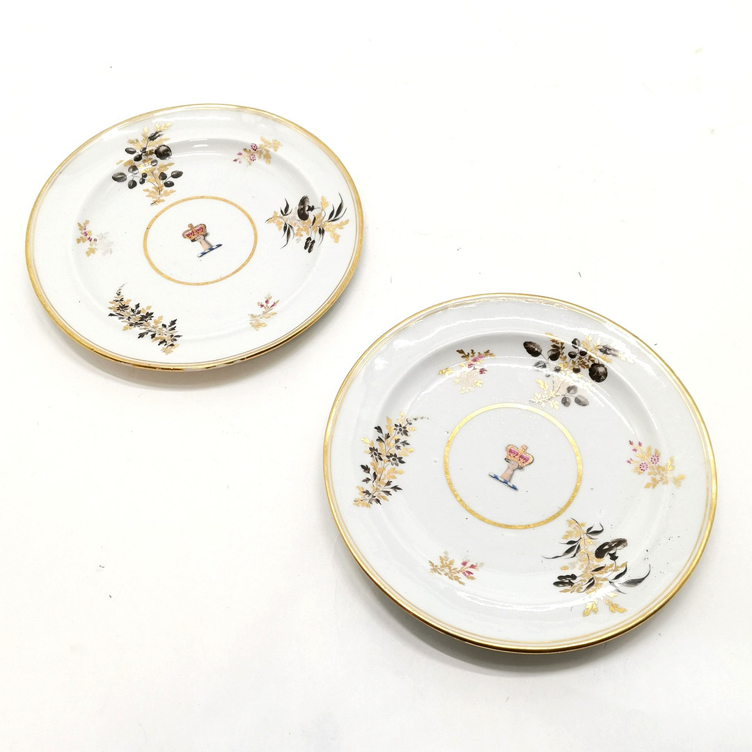 ANTIQUE c.1800 CHAMBERLAINS WORCESTER PAIR ARMORIAL CRESTED PLATES.