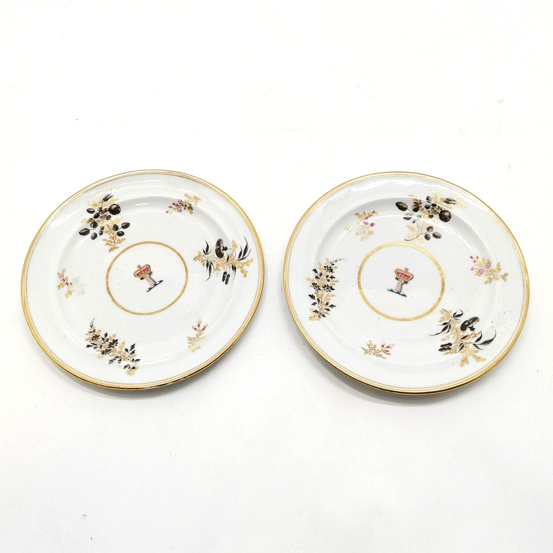 ANTIQUE c.1800 CHAMBERLAINS WORCESTER PAIR ARMORIAL CRESTED PLATES.