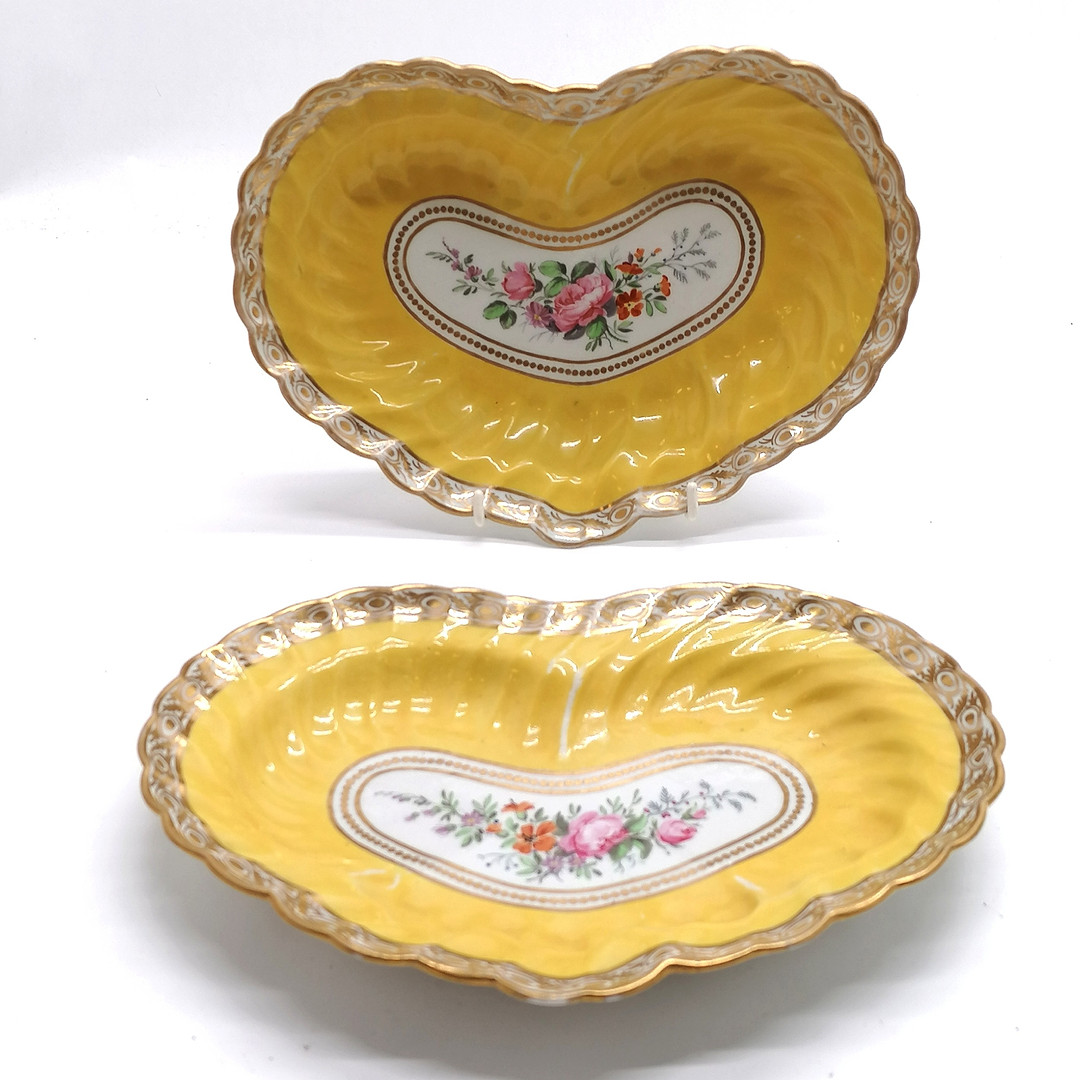 C.1800 MANSFIELD WORKS PAIR OF YELLOW KIDNEY SHAPED DISHES.