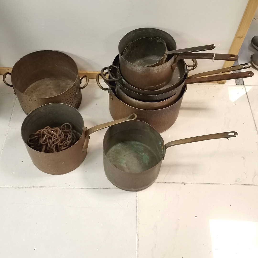 COLLECTION ASSORTED ANTIQUE COPPER PANS T/W 2 ASSORTED CHAINS.