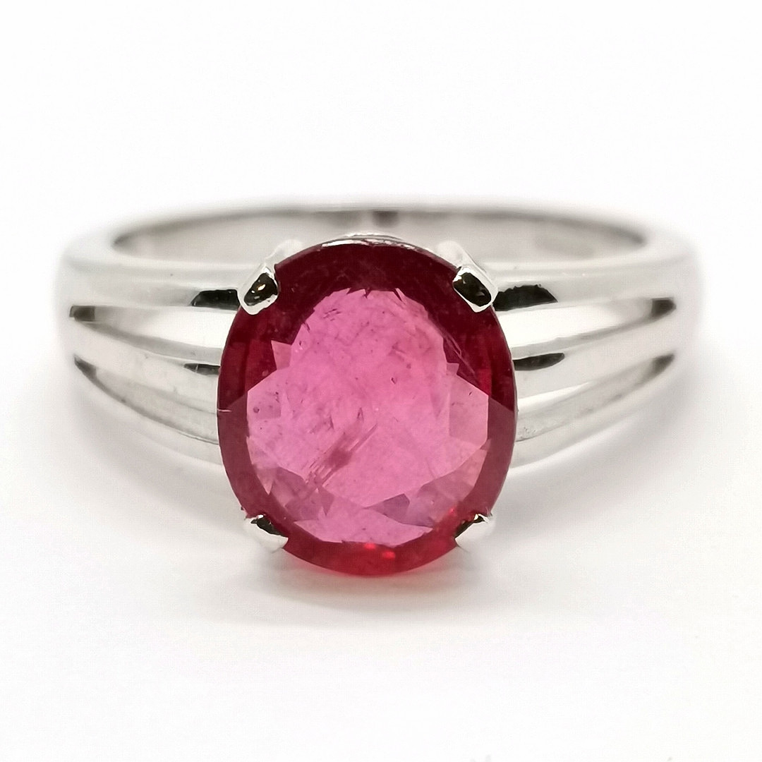 8CT WHITE GOLD RUBY STONE SET RING W/ SPLIT SHOULDERS.