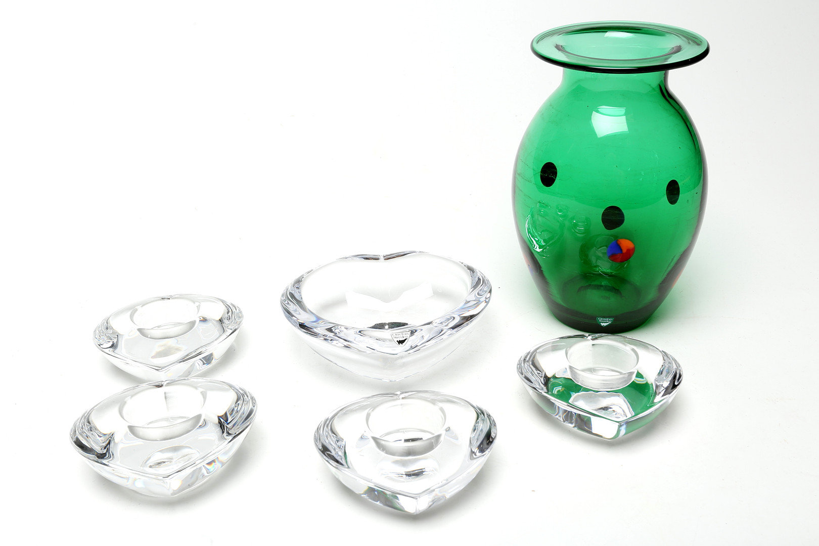 VAS och LYKTOR, 4 st lyktor, glas, hjärtformade, Orrefors. 1 st hjärtformad skål, Orrefors. 1 st grön vas.