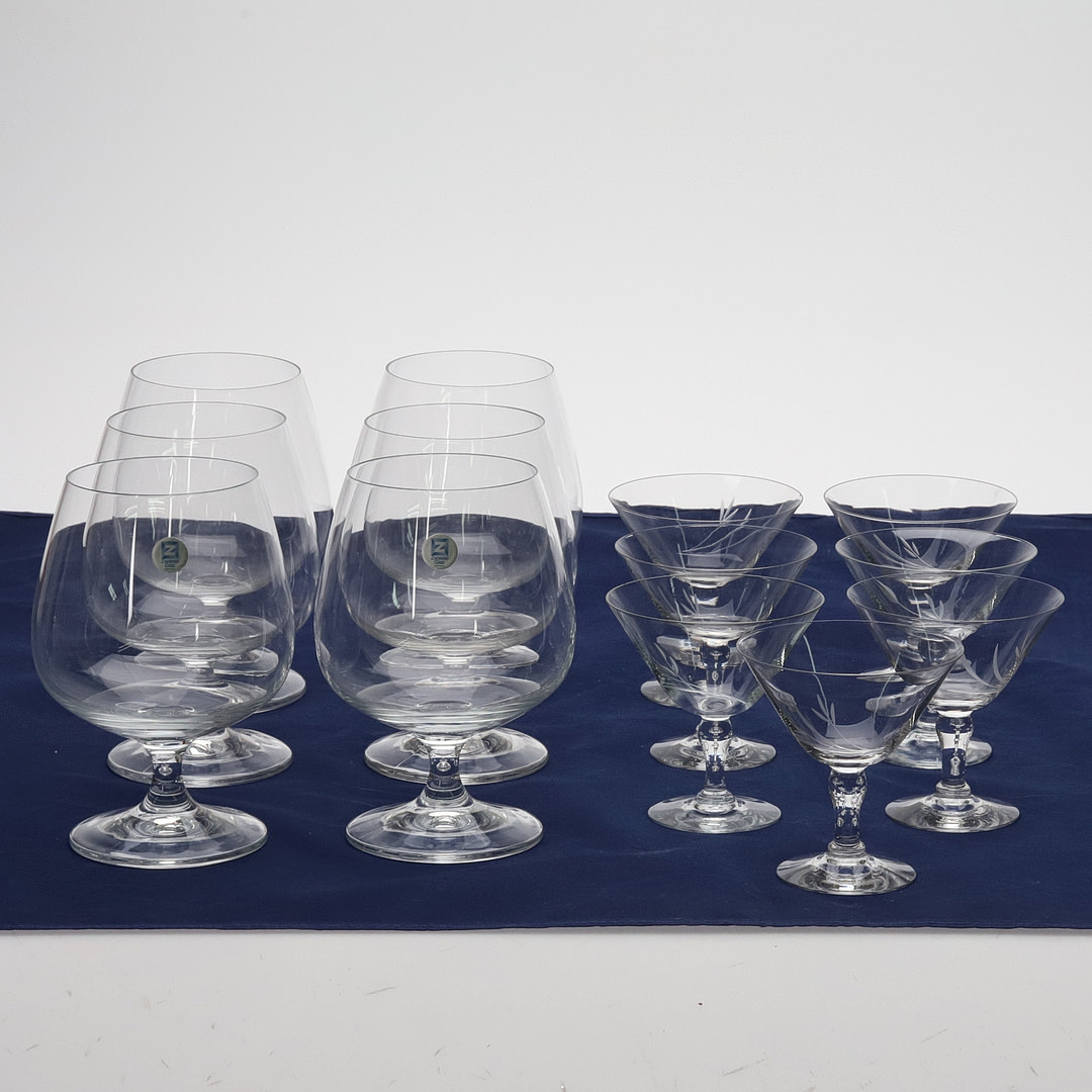 PARTI GLAS. 13 delar. delvis etikett-märkta.